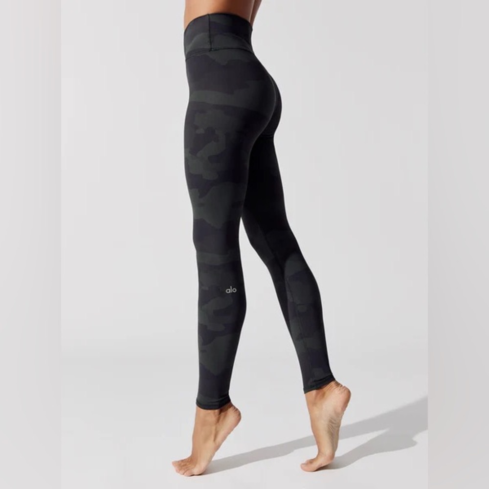 Alo Yoga dark green and black camouflage leggings camo pants size XS